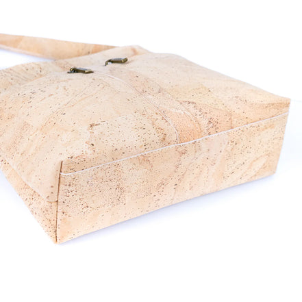Reinforced vegan cork shoulder bag bottom detail